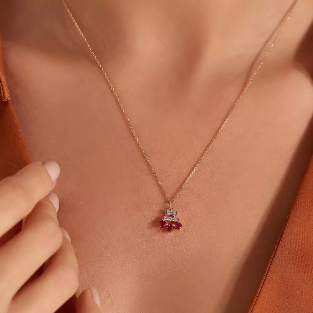 Pathy Baget Kesim Pırlanta ve Yakut Taşlı Rose Altın Kolye