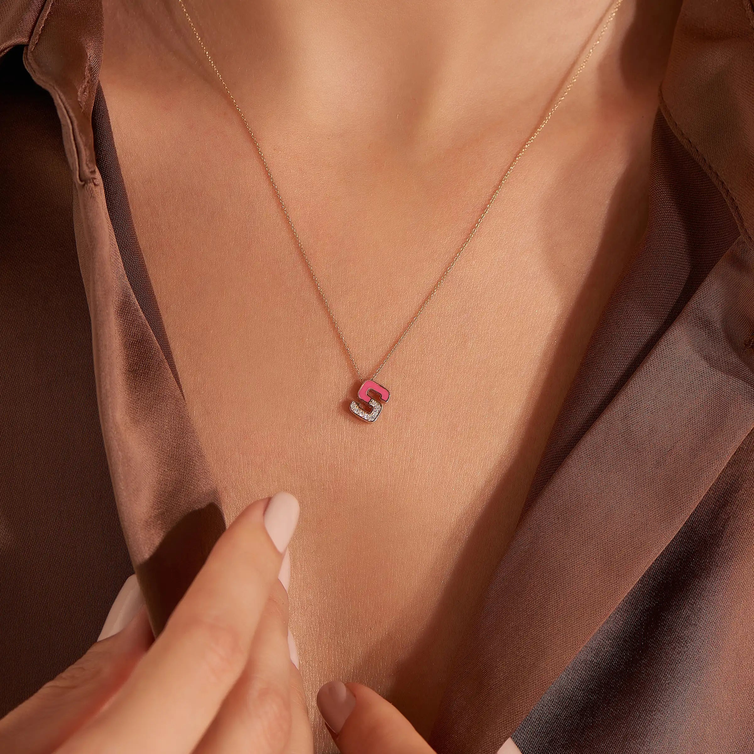 S Harf Pırlanta Taşlı ve Pembe Mineli Rose Altın Kolye