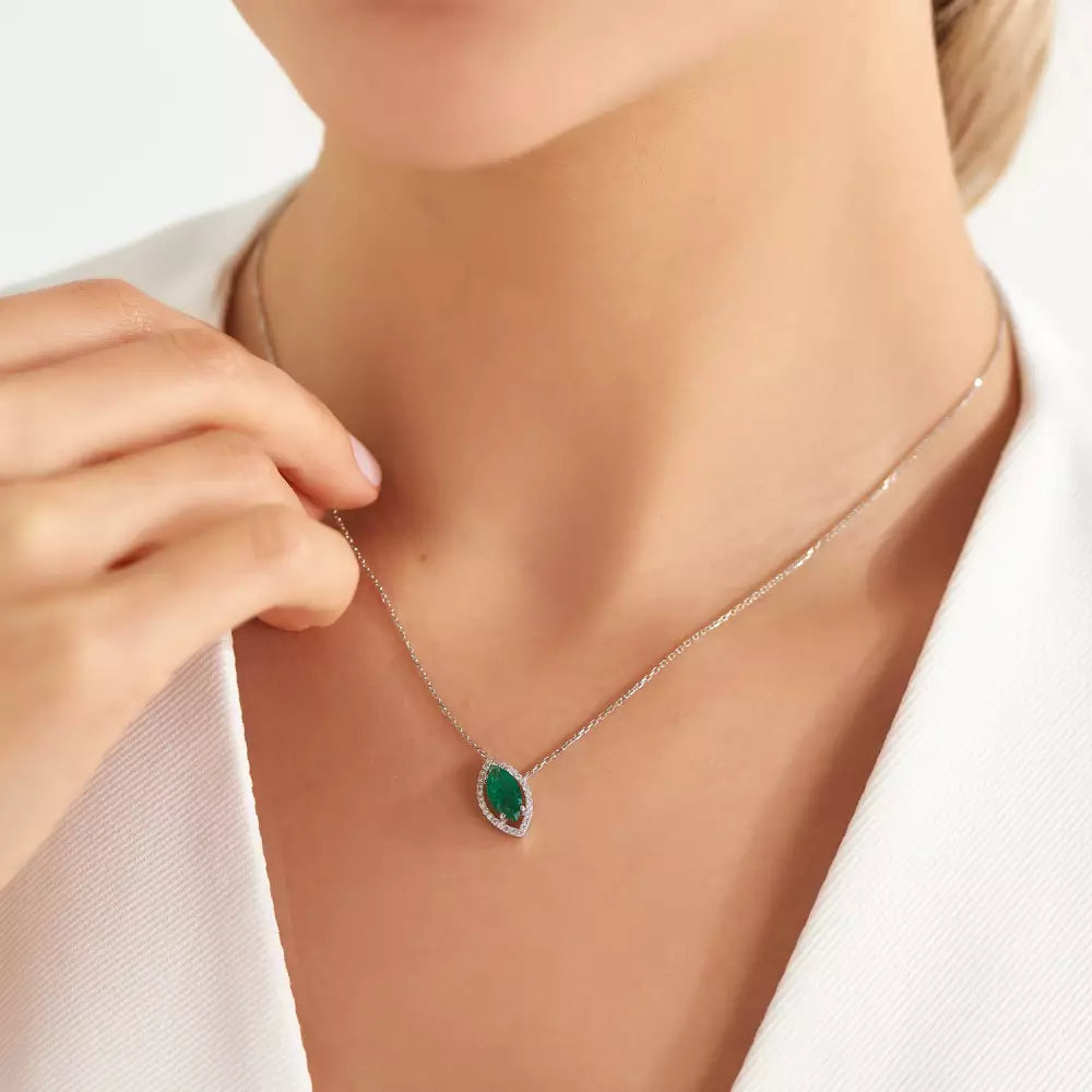 Shuttle Markiz Kesim Zümrüt ve Pırlanta Taşlı Beyaz Altın Kolye