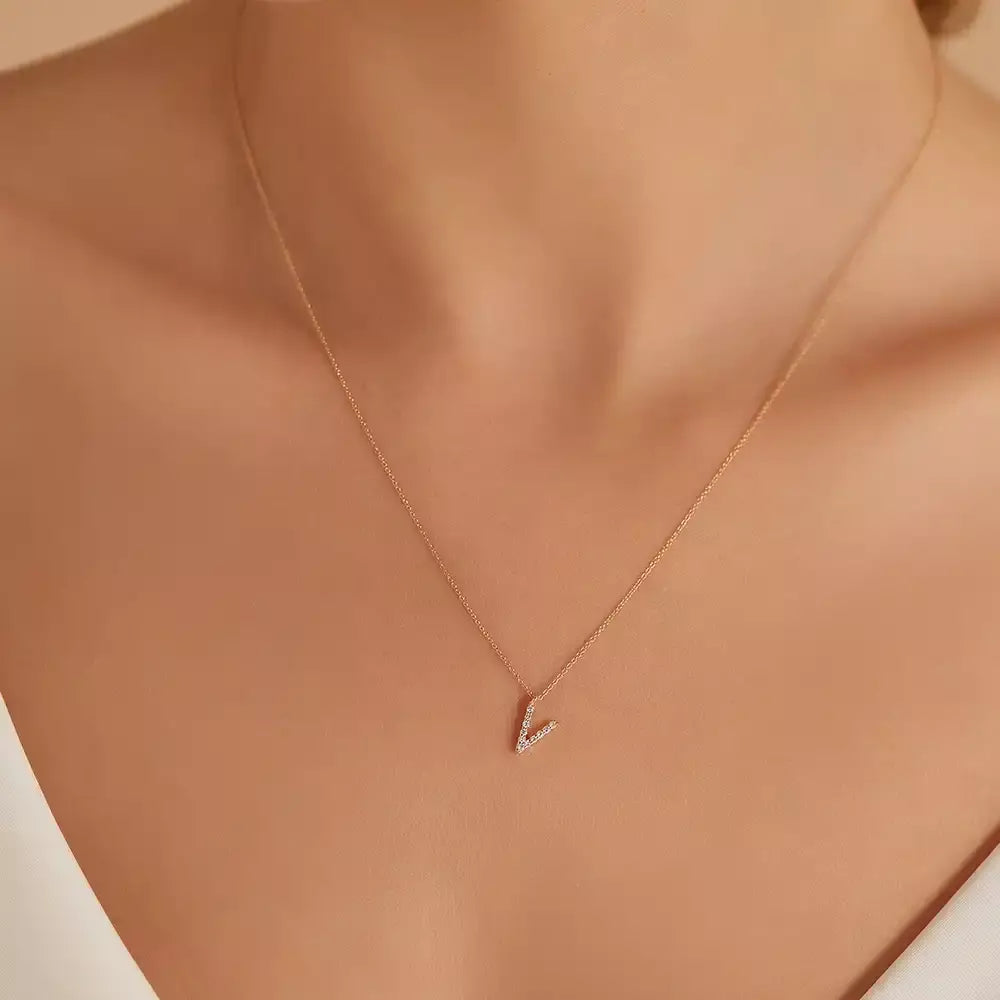 V Harf 0.08 CT Pırlanta Taşlı Rose Altın Kolye