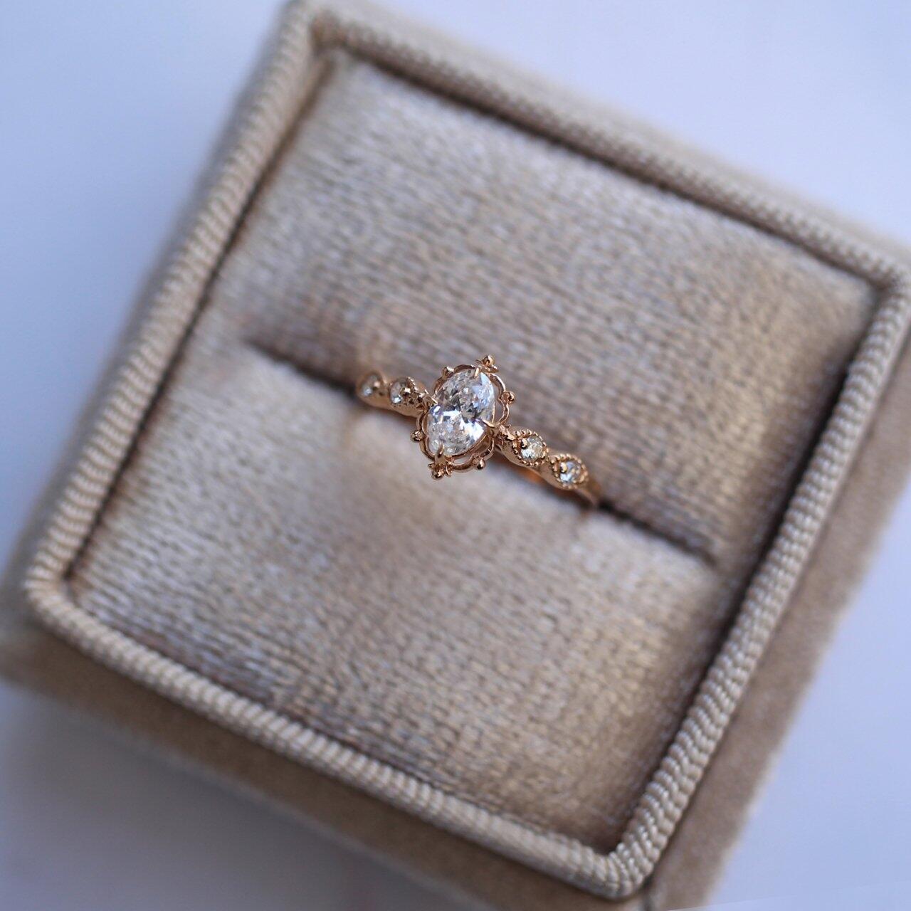 Vintage Aria Beyaz Topaz & Pırlanta Yüzük