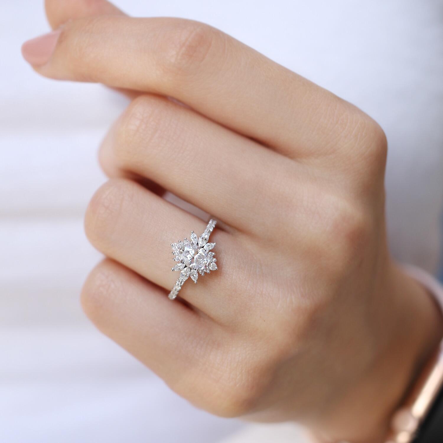 Vintage Kenar Taşlı Artemis Beyaz Topaz & Pırlanta Yüzük