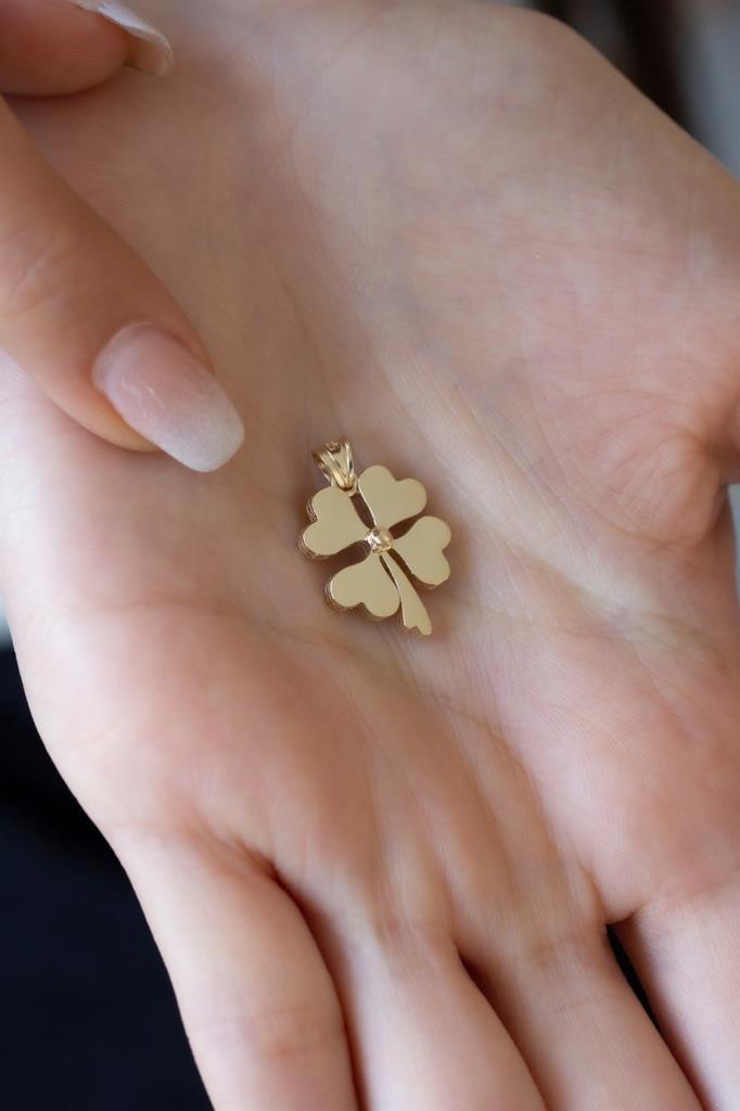 Gold -Hearted Clover End Necklace